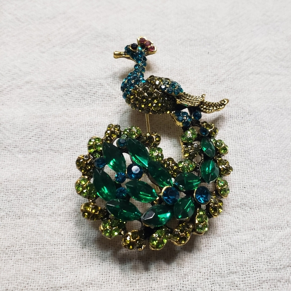 Beautiful Goldtone Peacock with Rhinestones Brooch or Pin - Picture 3 of 5